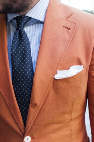 Образ жениха: яркий пиджак и галстук с принтом