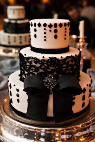 Свадебный торт, украшенный бантом и кружевом
