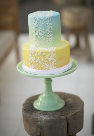 Свадебный торт с ярким переходом с голубого на желтый