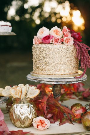 Торт в золотом цвете украшенный цветами