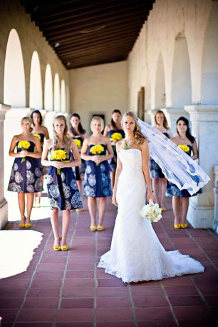 Детали образов подружек невесты: букеты и туфли одинаковых цветов