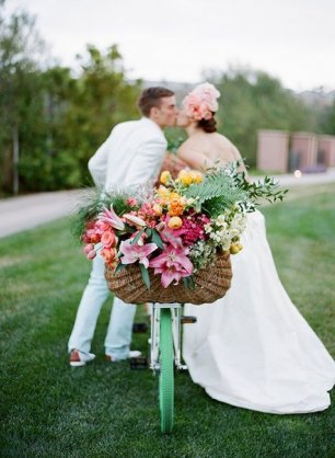 Детали свадебной фотосессии: велосипед и корзина с цветами