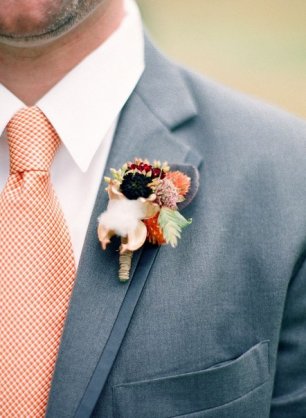 Аксессуары жениха: галстук и бутоньерка с хлопком