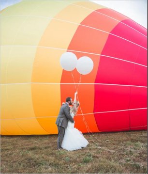 Воздушный шар как декор свадебной фотосессии 