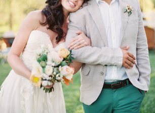 Костюм жениха в сочетании с зелеными брюками