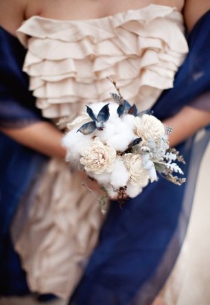 Подружки невесты в бежевом цвете с синим шарфом 