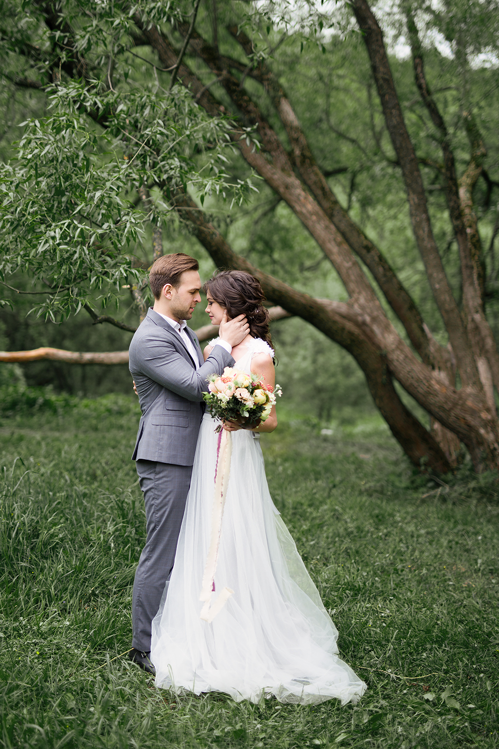 Свадьба Артема и Евгении под сенью парковых деревьев