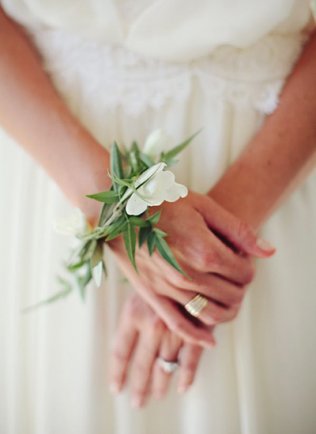цветочный браслет подружки невесты в стиле минимализм