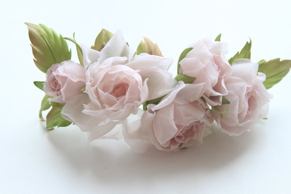 "Валентина"- нежнейшее украшение из натурального шелка бледно- розового цвета подчеркнет красоту и романтичность любой невесты.