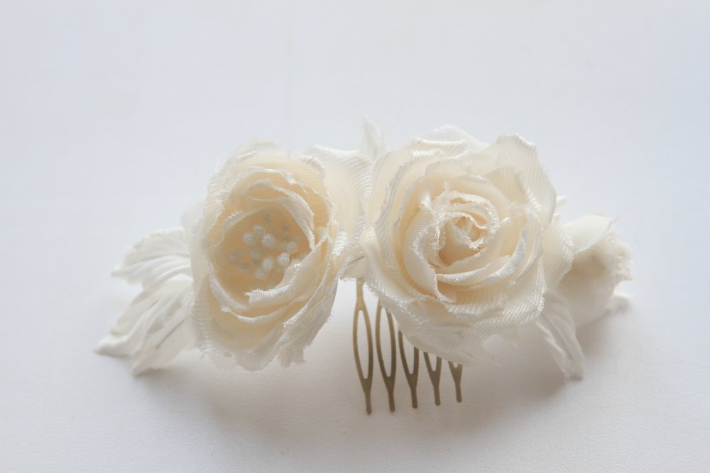 "Нежная роза"- милое и нежное украшение на гребне из шелка молочного цвета незаменимо для романтичного образа невесты.