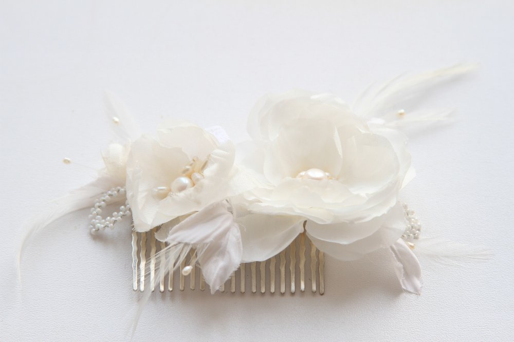 "Жюли"-милое и нежное украшение на гребне из шелка молочного цвета с натуральным жемчугом незаменимо для романтичного образа невесты.