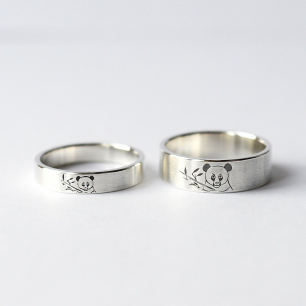 Обручальные кольца выполнены на заказ с изображением милых панд и веточки бамбука.
Ручная гравировка.