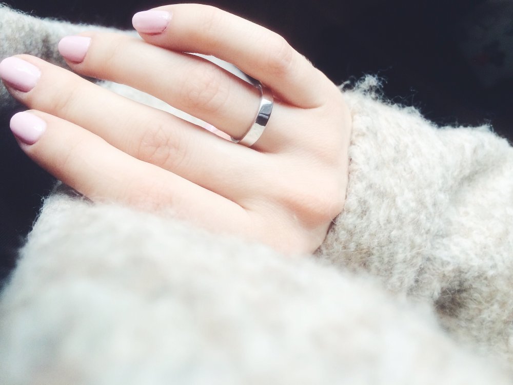 Любителям минимализма посвящается. 
На обычную квадратную модель обручального кольца можно добавить камень нужного цвета и размера, надпись или Ваши отпечатки пальцев да всё, что угодно!