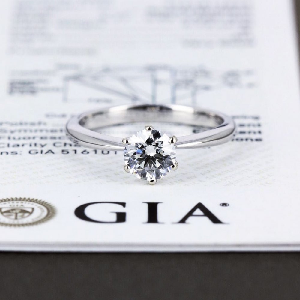 Классическое помолвочное кольцо с бриллиантом. Все наши бриллианты от 0,4 карата сопровождаются международным сертификатом GIA 