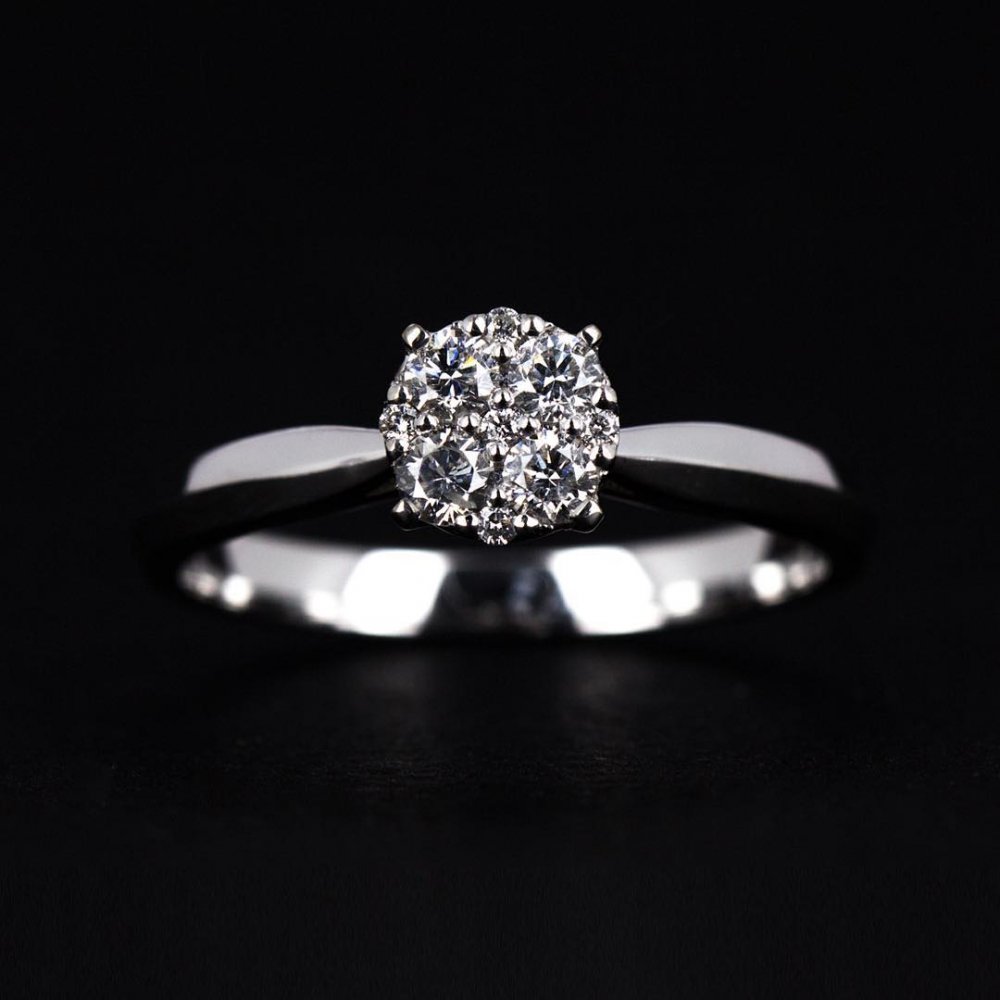 Элегантное помолвочное кольцо, белое золото бриллианты. 