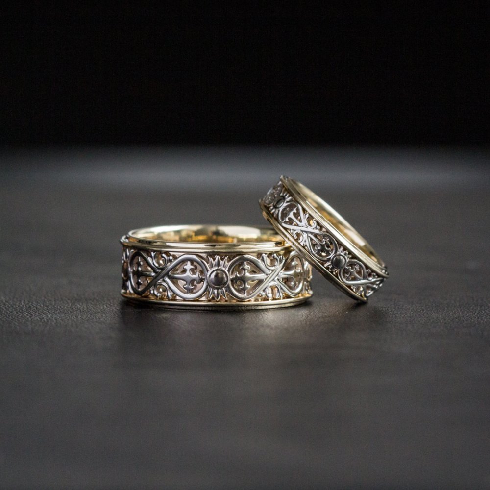 Обручальные кольца со знаком бесконечности, выполнены из жёлтого и белого золота 585.