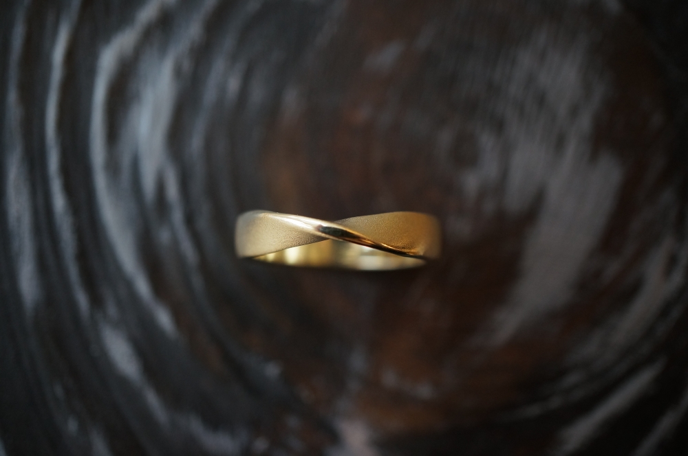 Часто в RingStudio приходят пары, которые хотят приобрести кольца впервые со дня свадьбы, которая была 10 лет назад. Некоторые пары просто хотят поменять свои обручальные старые кольца, а кто-то заказывает новые взамен потерянных