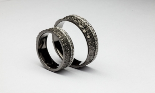 Фактурные обручальные кольца из белого золота, покрыты рутинием, по краю колец дорожки из кристаллов Сваровски