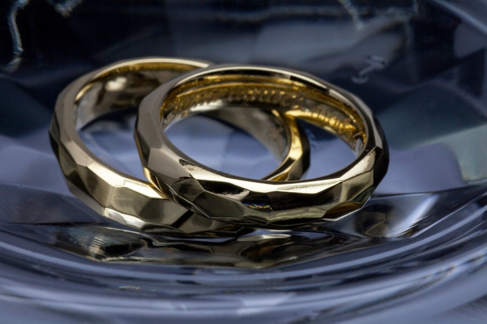 Золотые обручальные кольца-"грани" с внутренней гравировкой