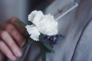Бутоньерка с белым цветком