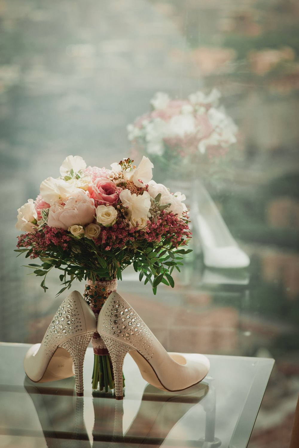 Туфли невесты и свадебный букет