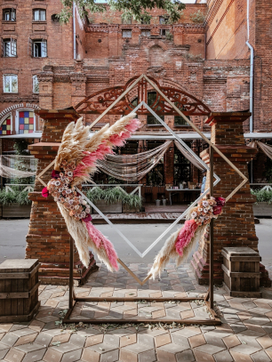 Оригинальная свадебная арка для свадьбы в стиле лофт 