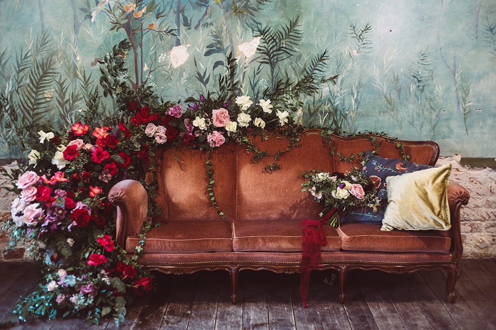 Флористическое оформление ретро-дивана