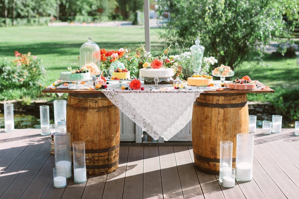 Воздушный сладкий стол для летней свадьбы