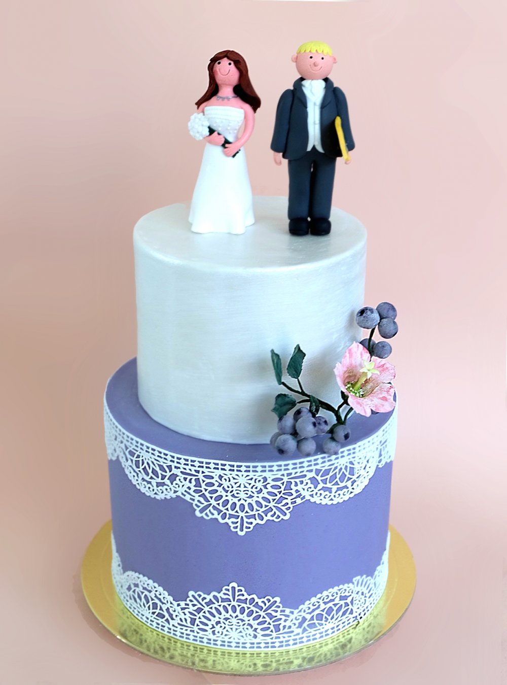 Свадебный торт в стиле прованс с лавандовым нижним ярусом с сахарными кружевами, сатиновым верхним ярусом и, контрастной нежному торту, смешной свадебной парочкой с женихом-серфером. 