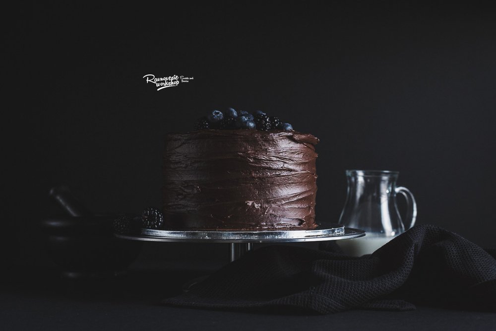 Шоколадный торт с ежевикой и черникой