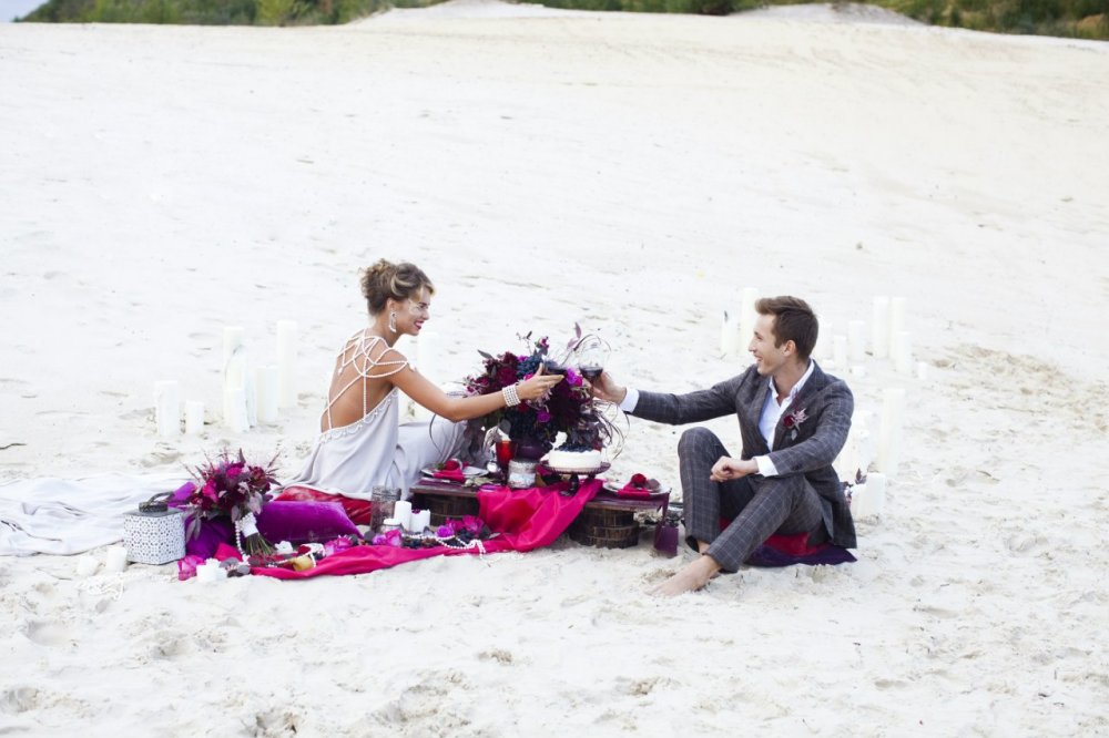 Свадебная фотосессия на пляже в фиолетовых тонах