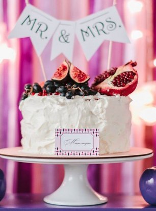 Красивый свадебный мини-торт украшенный флажками