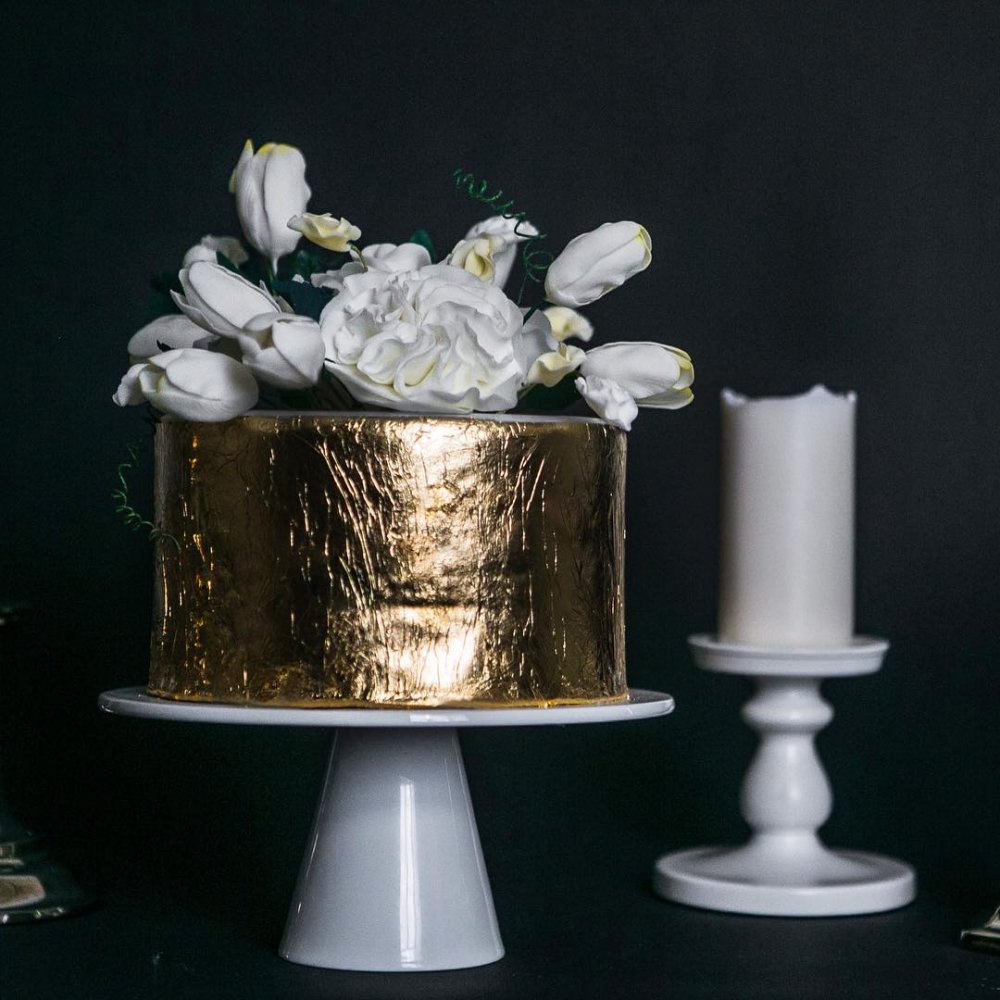Золотой свадебный торт изготовлен в кондитерской Колесо времени - покрыт пищевым (сусальным золотом), сахарный декор.