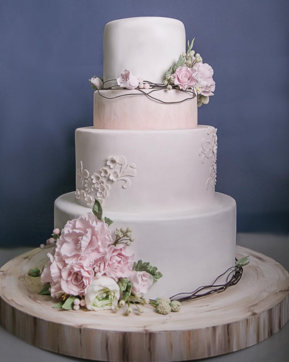 Свадебный торт в 3 яруса с сахарными цветами  кондитерской "Колесо времени".
Эксклюзивный свадебный торт на заказ - исключительно натуральный, авторский декор. На дегустации 15 начинок на выбор. Доставка. Заказ на сайте нашей кондитерской.