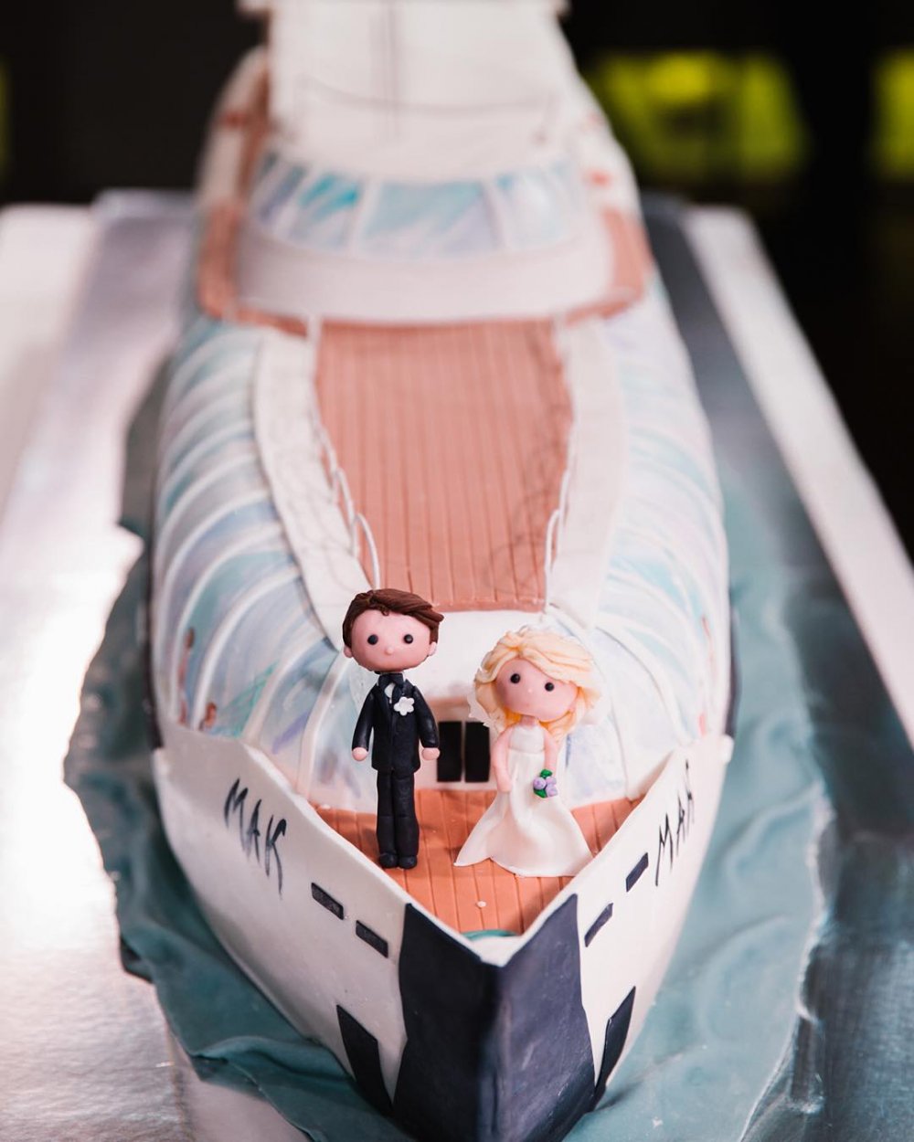 Свадебный торт в виде яхты  кондитерской "Колесо времени".
Эксклюзивный свадебный торт на заказ - исключительно натуральный, авторский декор. На дегустации 15 начинок на выбор. Доставка. Заказ на сайте нашей кондитерской.