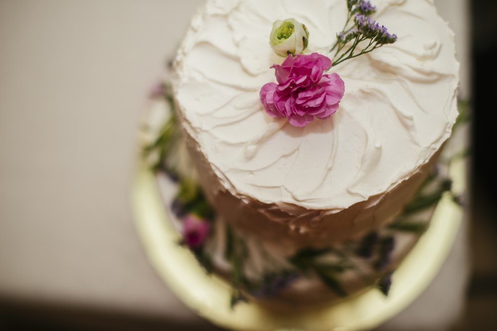 Высокий беслоснежный торт для нежной весенней свадьбы