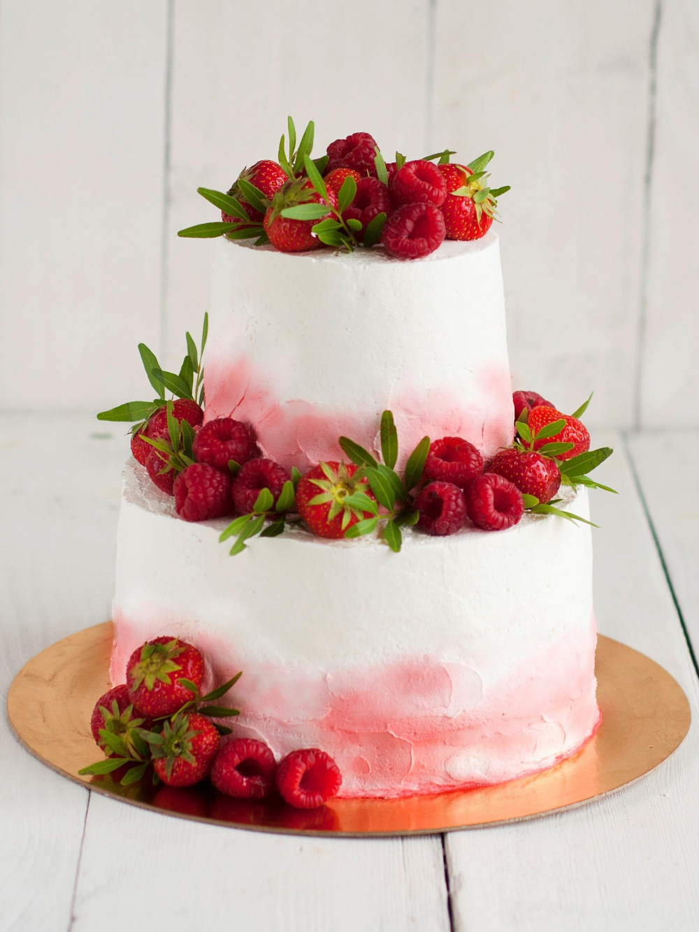 Свадебный торт с ягодами и кремовым покрытием