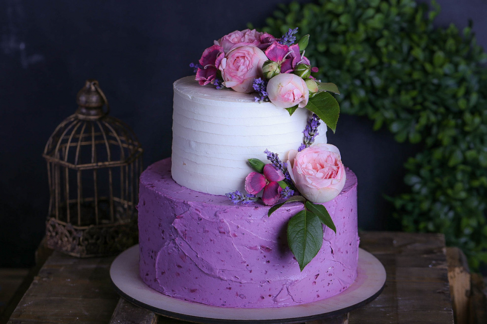 Свадебный торт с живыми цветами и кремовым покрытием