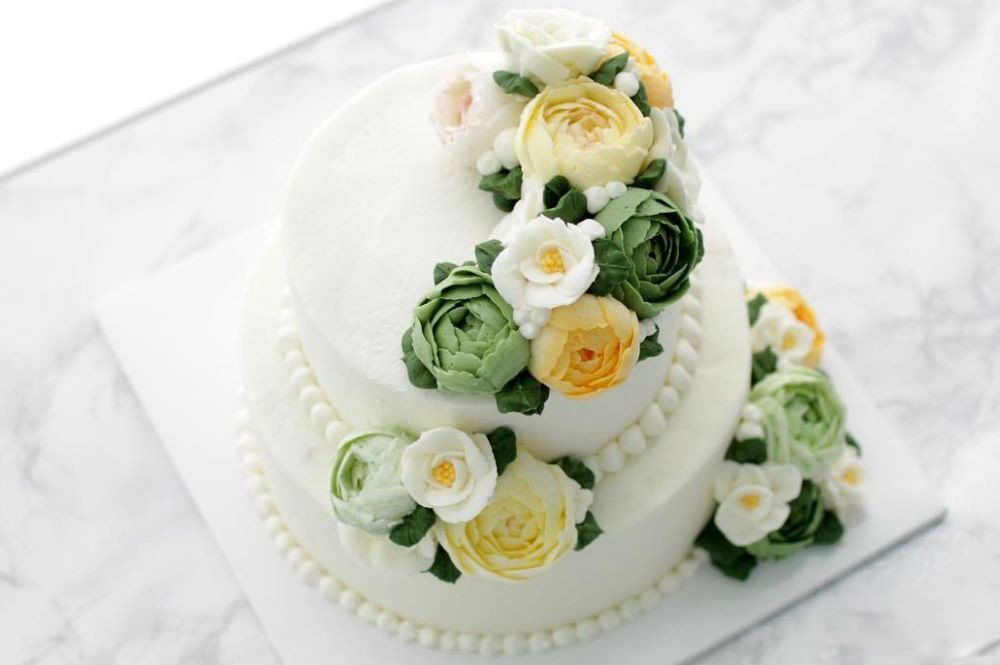 Свадебный торт с цветами и кремовым покрытием