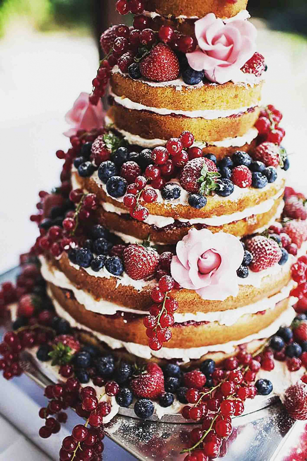 Открытый свадебный торт с цветами и ягодами