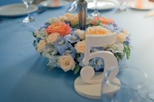 Цветочная композиция на канделябре для декора стола гостей