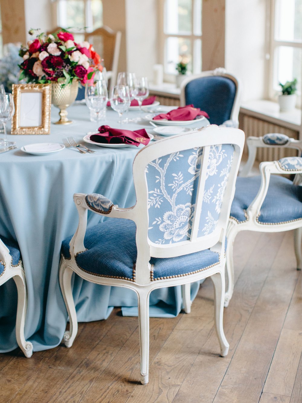 стильное оформление гостевых столов в классическом стиле в голубых тонах с бордовыми акцентами