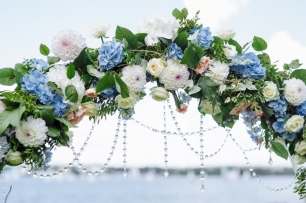 Свадебная арка из живых цветов. Выездная регистрация