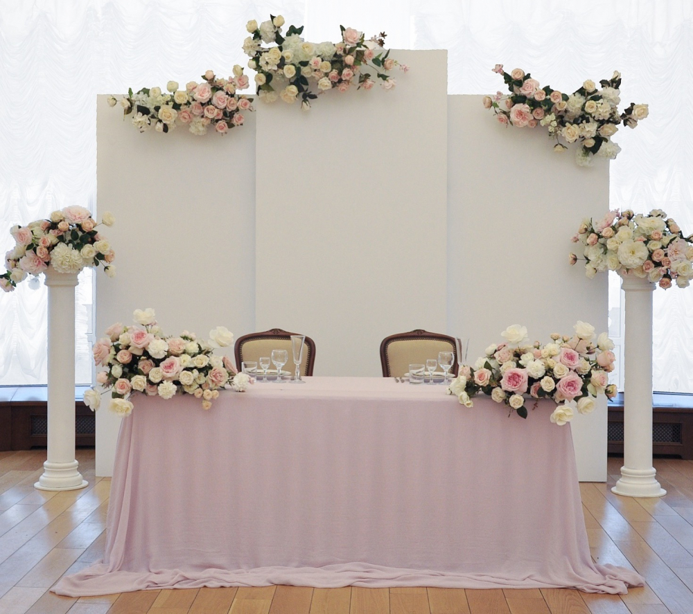 Оформление стола молододенов в нежных розовых оттенках. Декор президиума от студии AP Decor. Свадьба в пастельных тонах.