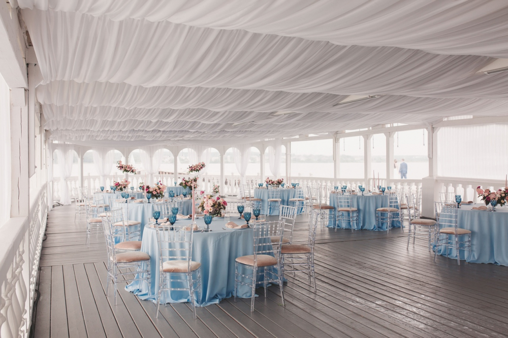 Нежно-голубая свадьба с яркими акцентами.
Свадьба  в яхт-клубе.