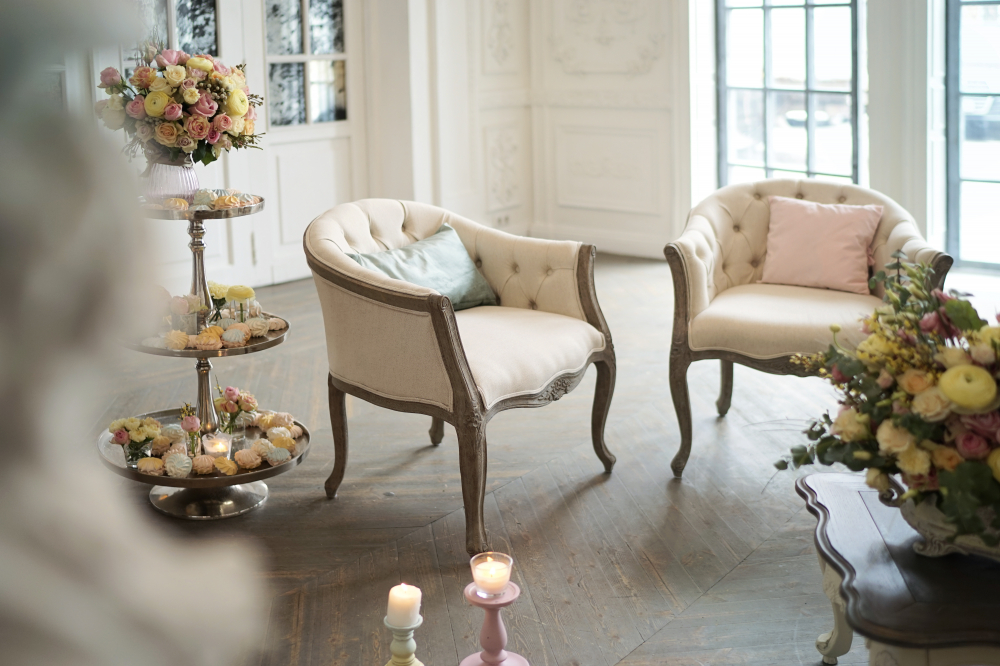Роскошная коллекция мебели "Champagne", в аренду на 1 сутки и более. Она украсит любое свадебное торжество. Всю мебель можно предварительно осмотреть в компании Decor4Rent. Тщательный уход за мебелью позволяет обеспечить ее идеальное состояние.