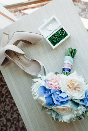Свадьба с синими акцентами в декорациях, и соответствующий для нее букет!
Подушка из зелени для колец как маленькая деталь в оформлении чудесно дополняет всю свадьбу!