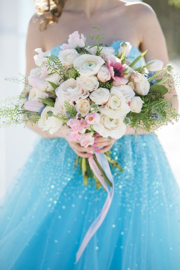 Ярко-голубое свадебное платье