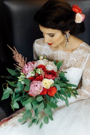 Букет невесты с ярко-красными цветами