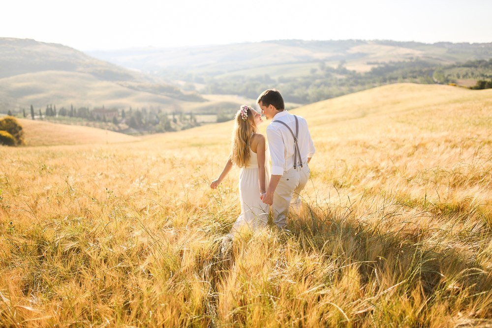 Жених и невеста в поле